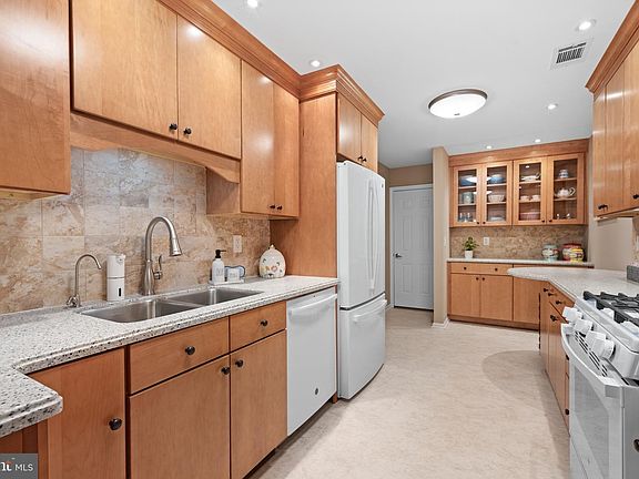5th image of 3 Brookline Ct