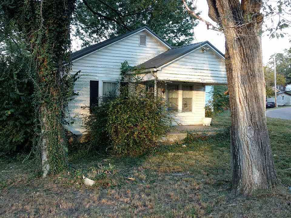 2nd image of 525 Franklin Ln