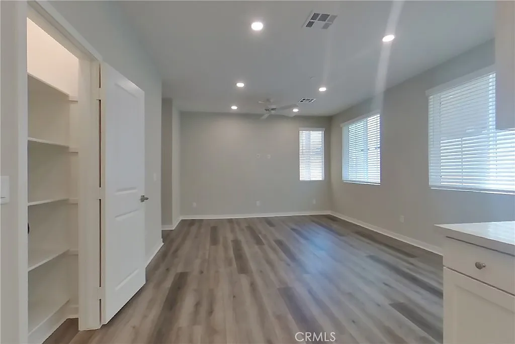 3 bed, 2.5 bath, 1457 sqft, $3,199 — Photo 2