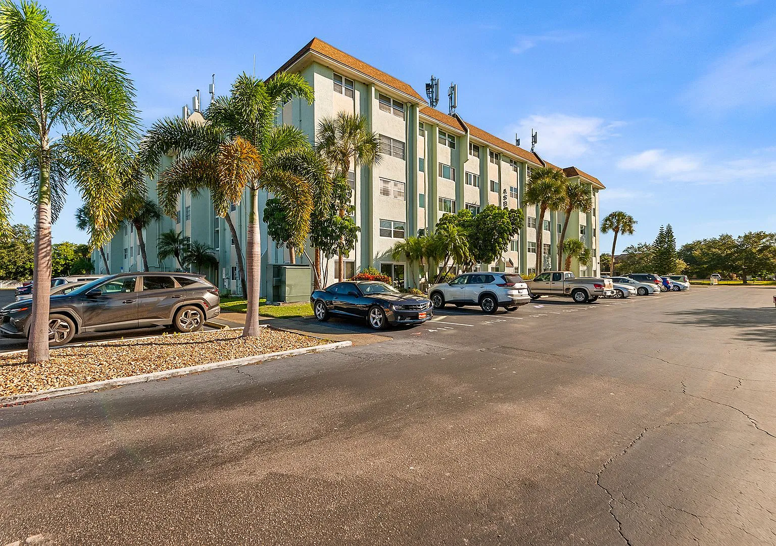 55+ End Unit Condo Available! — Photo 1