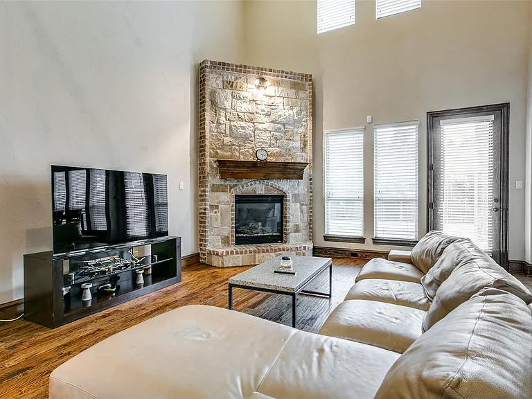 1805 Castle Ct — Photo 17