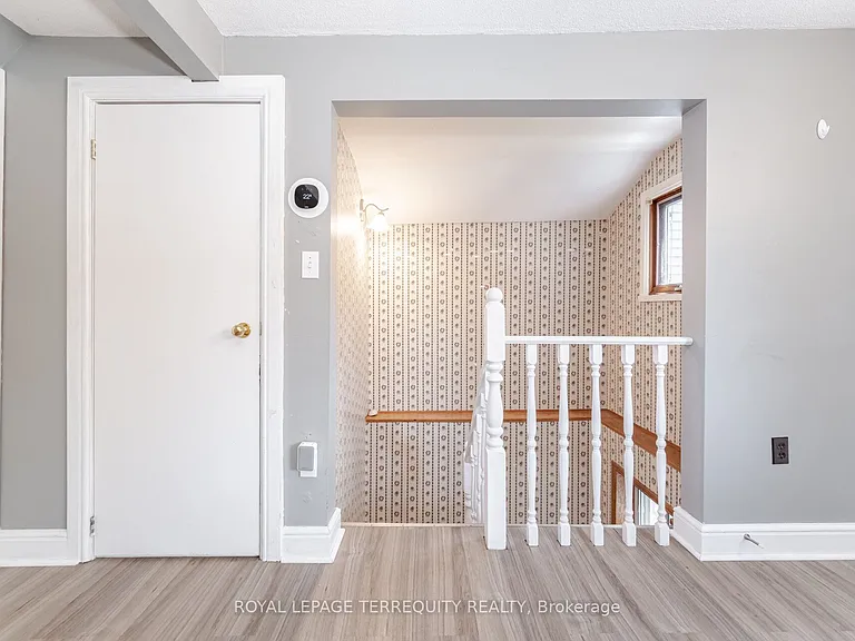 16 Royal Ave — Photo 31