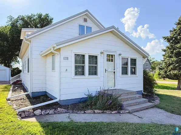 201 S Section Line St, Howard, SD 57349