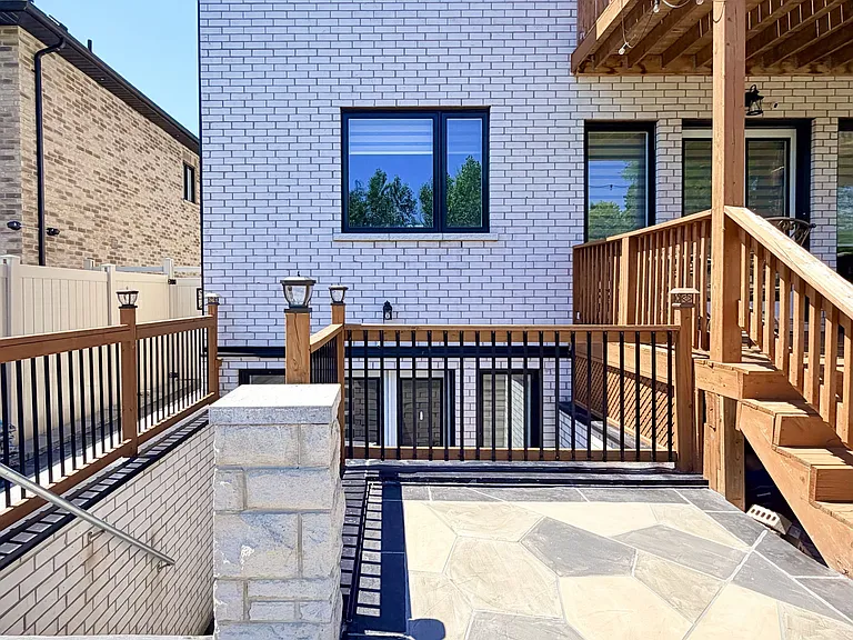 1606 Sandhurst Cres — Photo 1