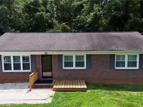 218 Delaware Ave, Mount Airy, NC 27030