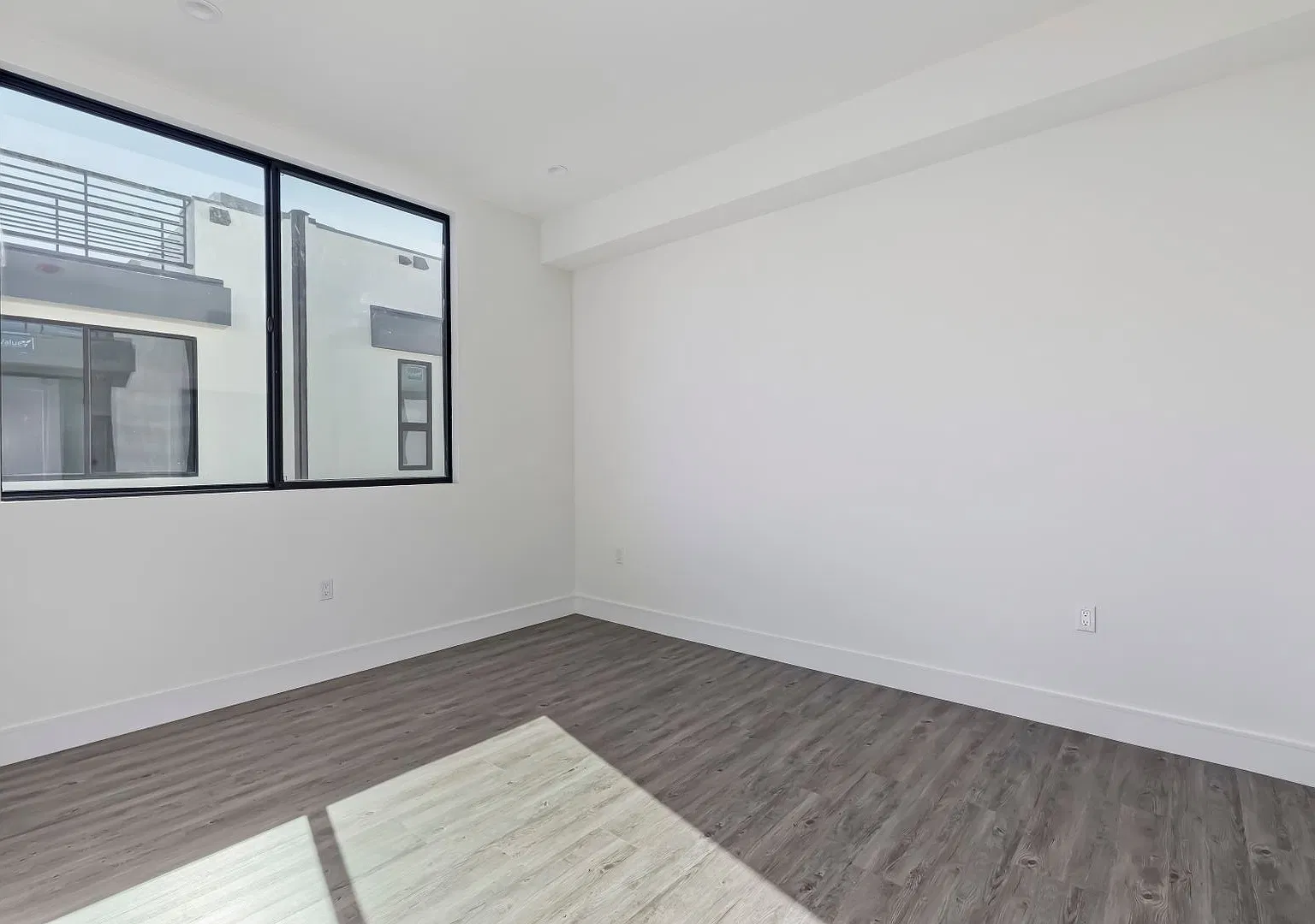 New Hollywood Townhomes — Photo 2