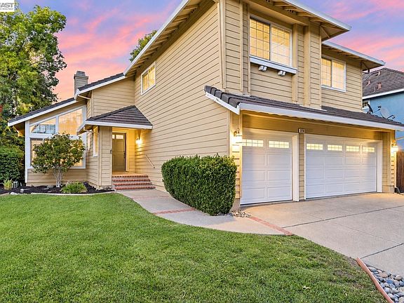 3rd image of 3716 Valley View Way