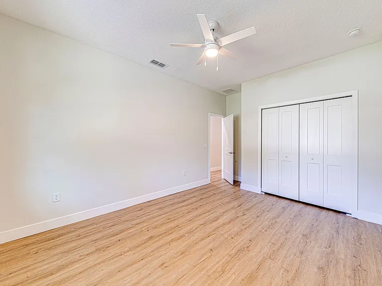 241 N Pine Ave — Photo 16