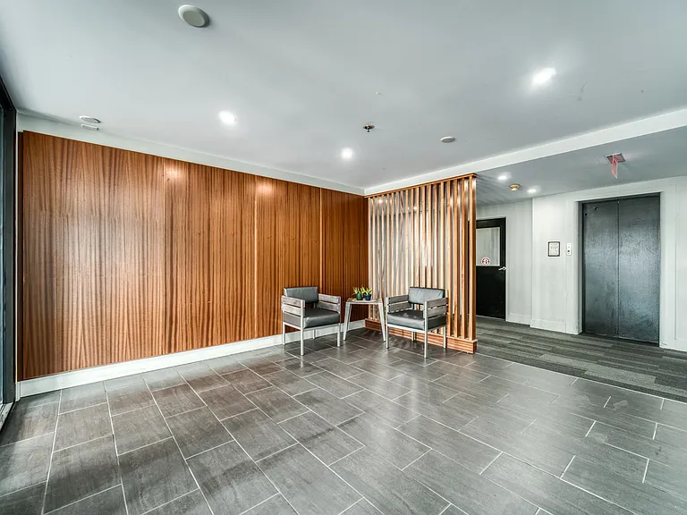 1585 Oxford St — Photo 7