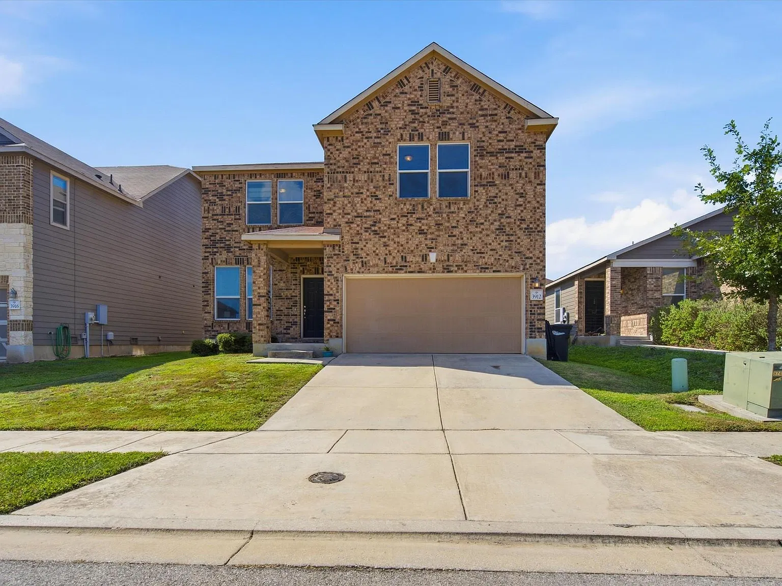 4 bed, 2.5 bath, 2498 sqft, $2,000 — Photo 2