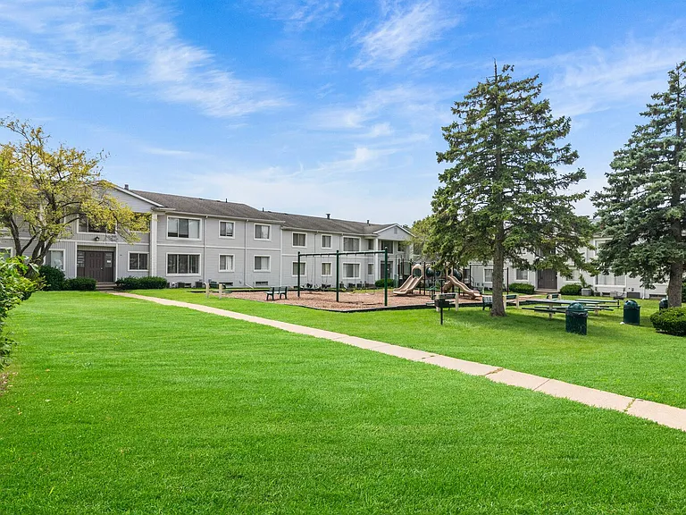Bloomfield Square Apartments - Auburn Hills, MI — Photo 23