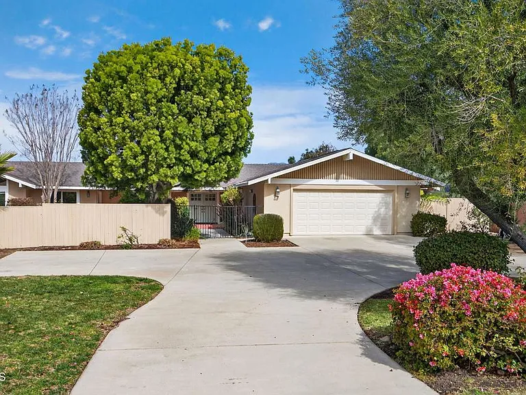 1525 Fairway Dr — Photo 2