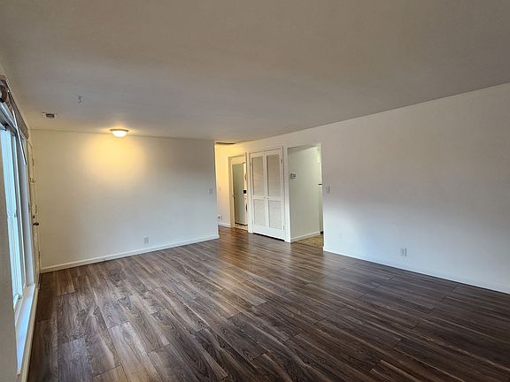 5th image of 964 E Austin Ave