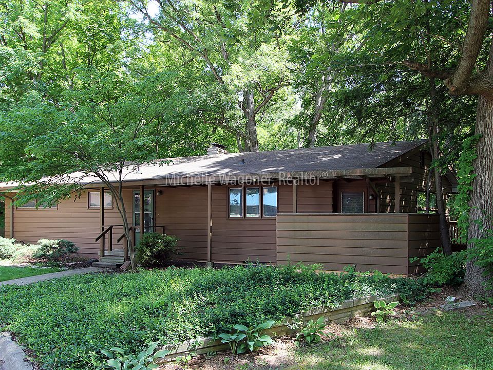 1st image of 327 Laurel Dr