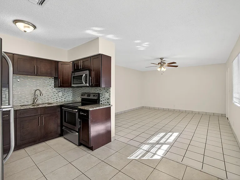 2500 SW 18th Ter #3 — Photo 14