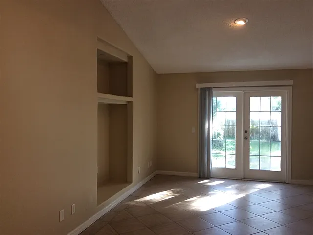 4 bed, 2.0 bath, 1304 sqft, $2,380 — Photo 4
