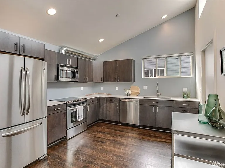 2405 Harbor Ave SW — Photo 2