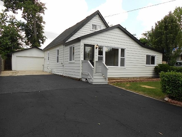 1st image of 220 E Shadydell Ave