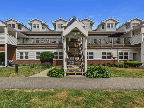 26 School St APT 212, Hull, MA 02045