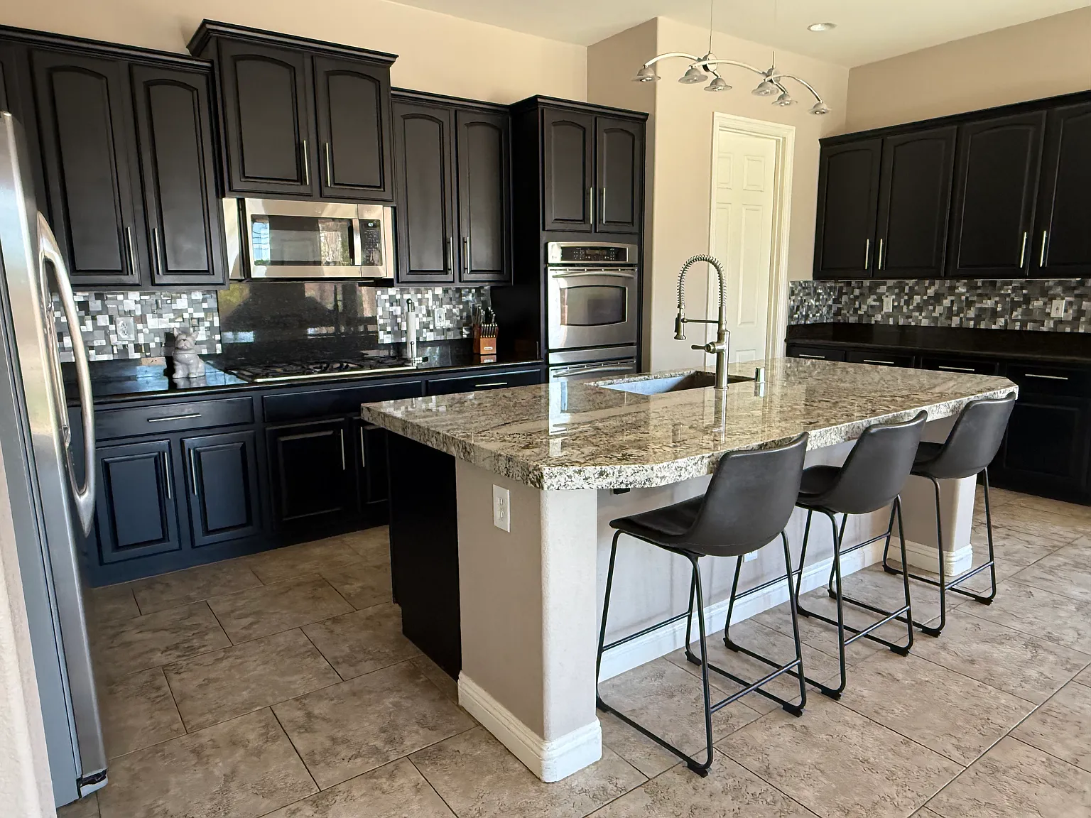 4 bed, 4.5 bath, 3811 sqft, $4,200 — Photo 4