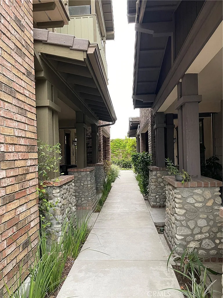4 bed, 1960 sqft, $3,950 — Photo 1