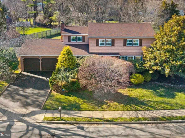 28 Georgian Bay Dr, Morganville, NJ 07751