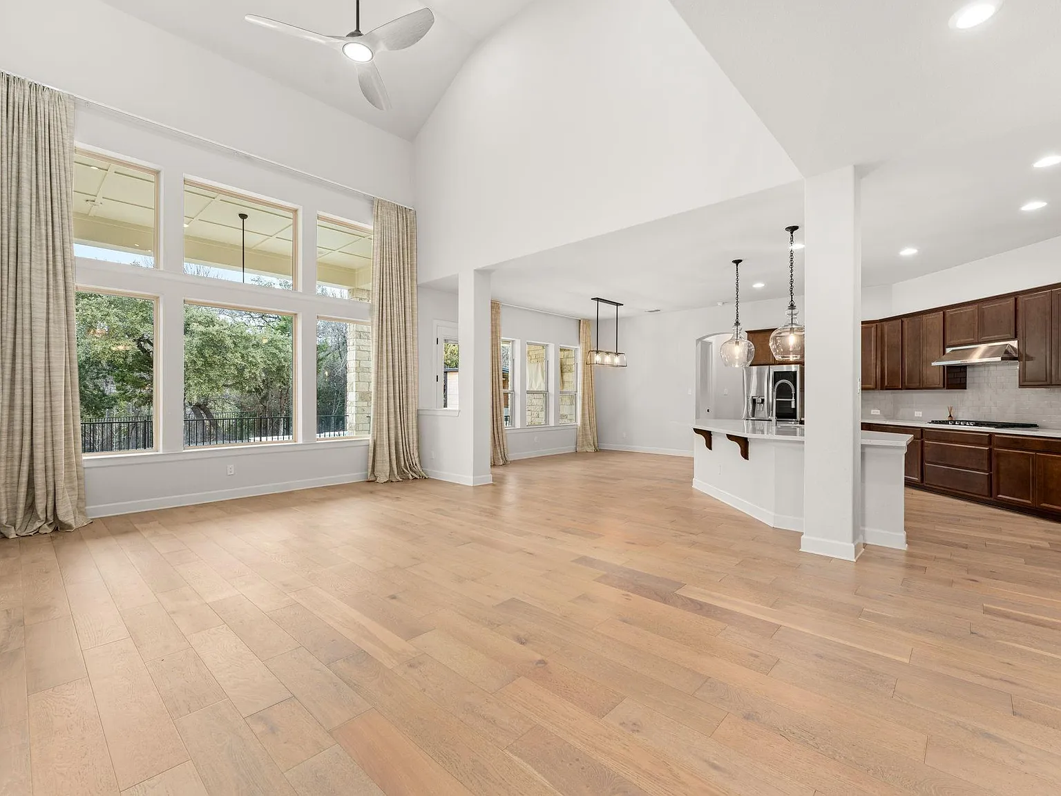 5 bed, 4.5 bath, 4169 sqft, $5,100 — Photo 4