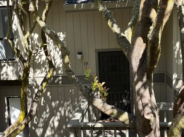 70 Forest Ridge Rd APT 19, Monterey, CA 93940