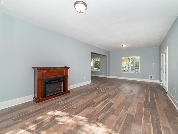 4th image of 2614 E 8th St