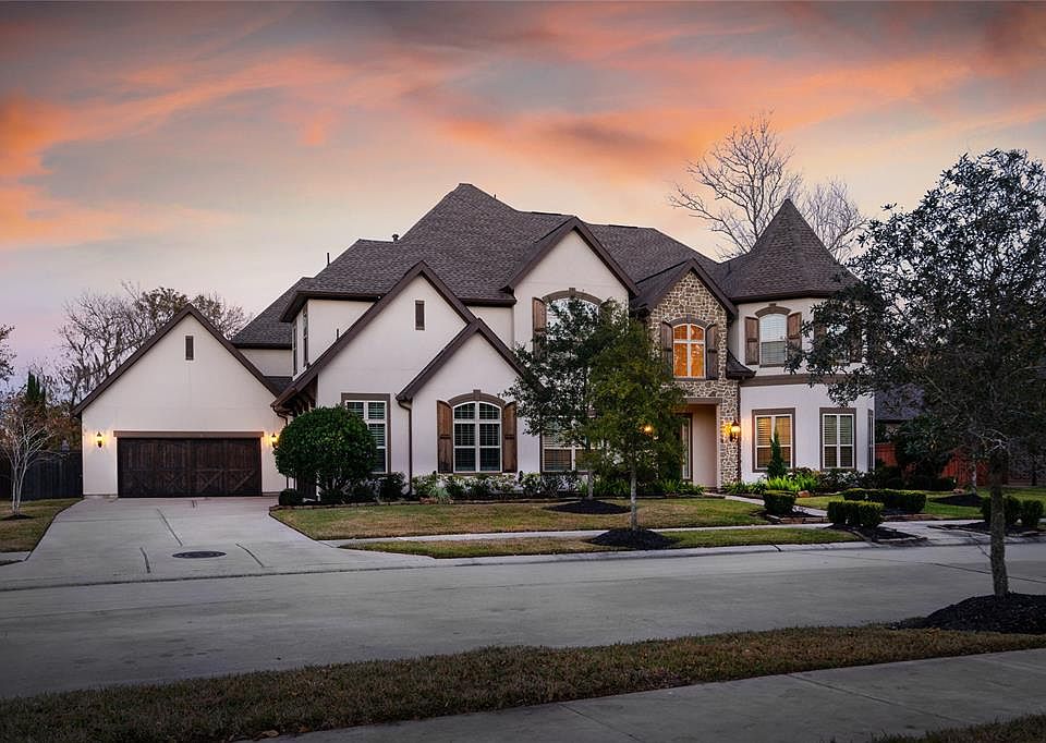 1st image of 38 Lake Como Dr