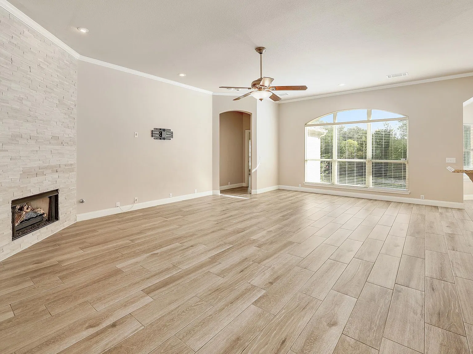 3 bed, 2.0 bath, 2269 sqft, $2,500 — Photo 3