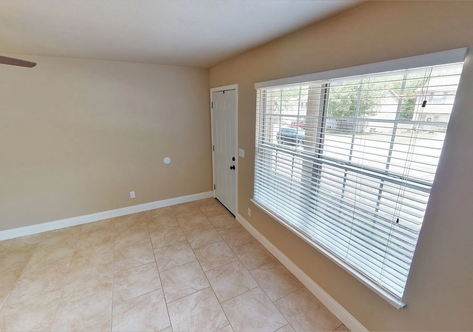 Spacious 2 Bedroom 1.5 Bath townhouse with privacy fenced backyard — Photo 4