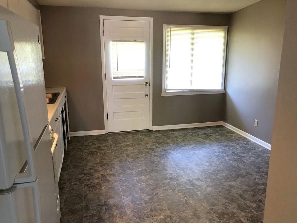 Large kitchen, pantry, dining nook