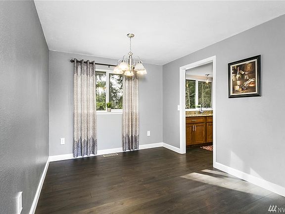 5th image of 619 NE Silver Pine Dr