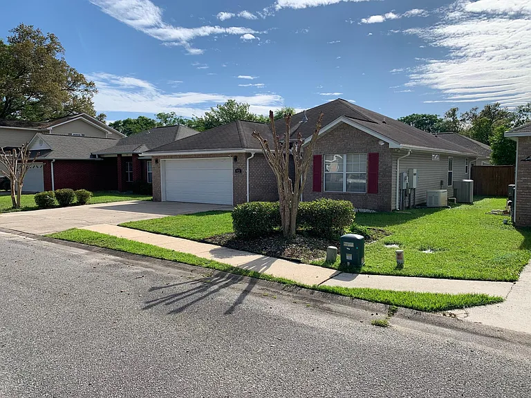 921 Scenic Oak Ln — Photo 1