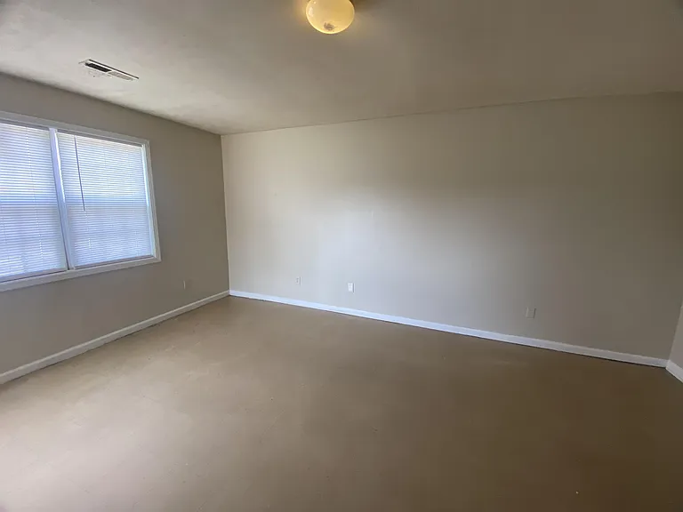 1142 Ferrell St — Photo 2