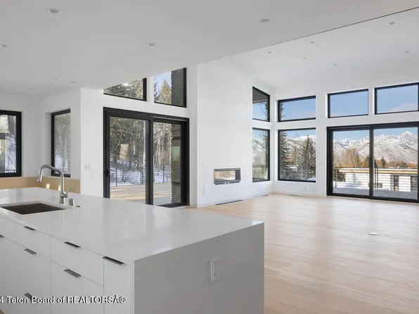 849 Upper Cache Creek Dr, Jackson, WY 83001