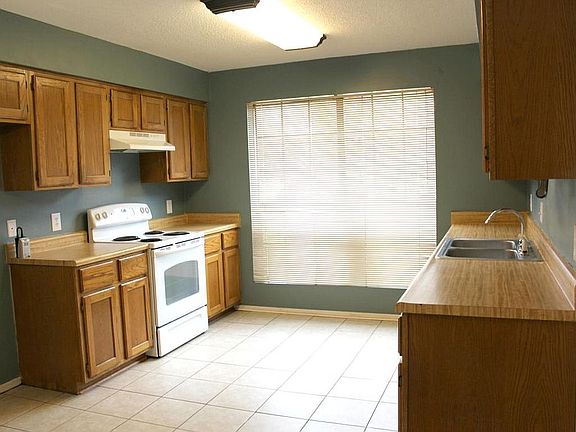 4th image of 304 Austin Cir