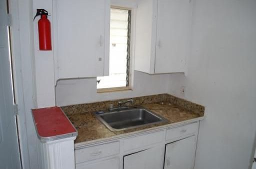 5th image of 229 N East St