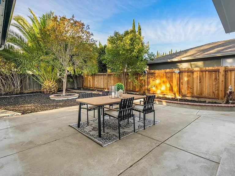 2255 Rockne Dr — Photo 14
