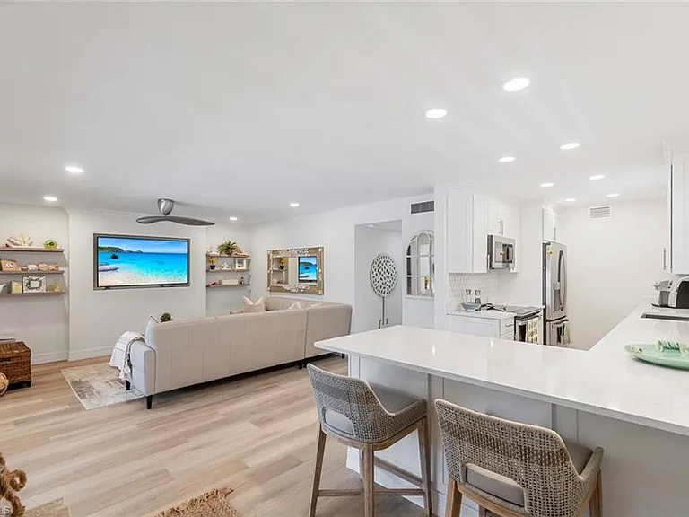 1910 Gulf Shore Blvd N #204 — Photo 3