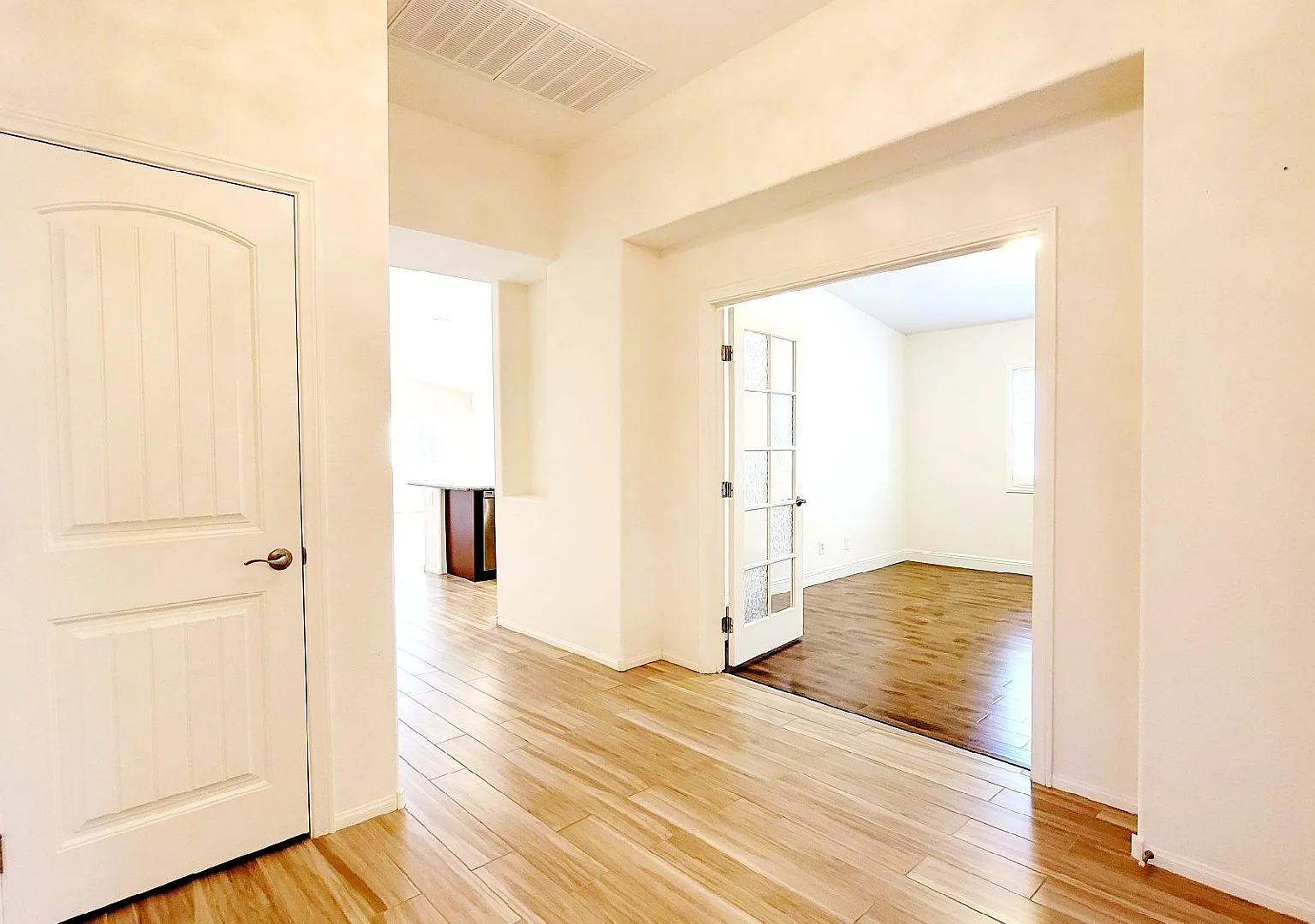 8327 Spectacle Reef Ave - 3bedrooms, 2.5 bathroom, 1928 SQFT — Photo 3