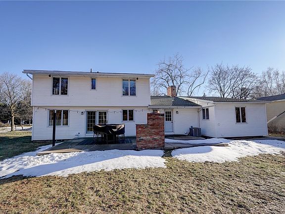 3rd image of 120 Lantern Ln