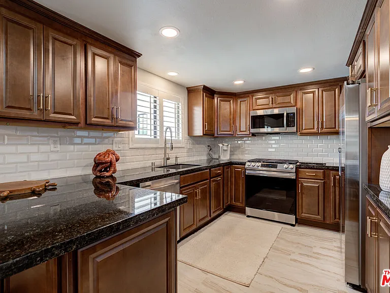 1106 Loma Dr — Photo 9