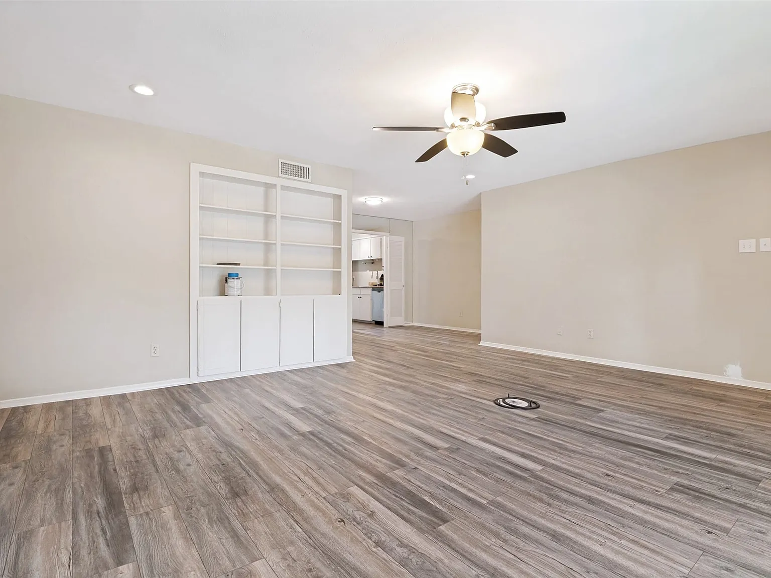3 bed, 2.0 bath, 1627 sqft, $1,900 — Photo 2