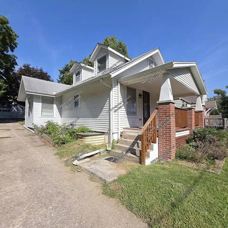 108 Hedges Ave — Photo 3