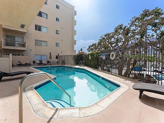 4th image of 622 S Barrington Ave APT 301
