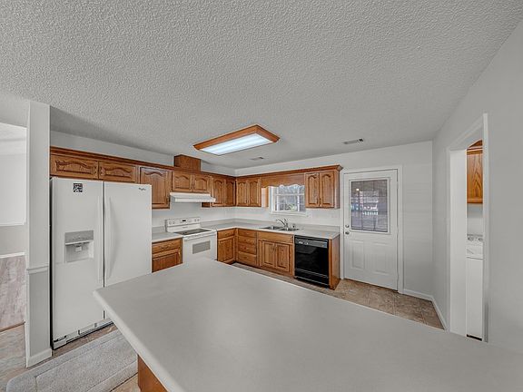 3rd image of 1402 Bear Creek Rd