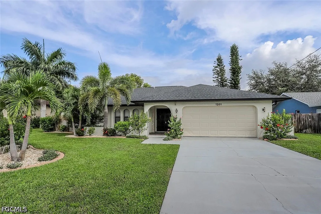 3 bed, 2.0 bath, 1719 sqft, $2,900 — Photo 1