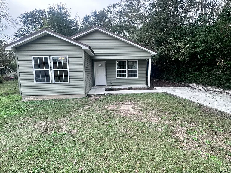 1010 E Newton St — Photo 1